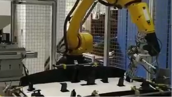 自动化焊接生产线上的超声波焊接机