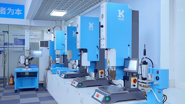 展厅内排列的LINGKE品牌蓝色机器202307-_1.12.1