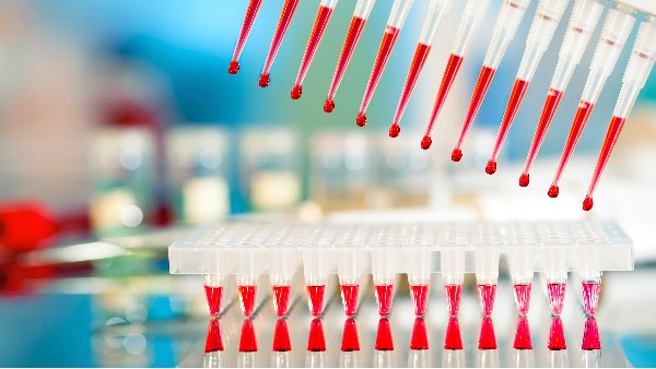 千库网_DNA PCR 扩增工具：96 孔板和自动_摄影图编号7574211
