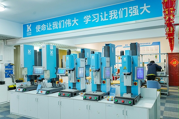 车间内多台蓝色Lingke品牌机器