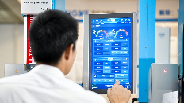 男子操作超声波塑料焊接机屏幕