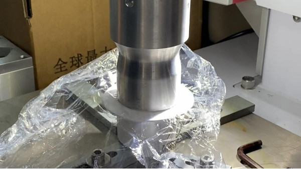灵高伺服焊接PC灯罩