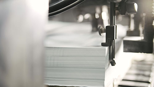 千库网_打印的纸张的纸张在印刷机被服务。Cmyk 的偏移量_摄影图编号314279