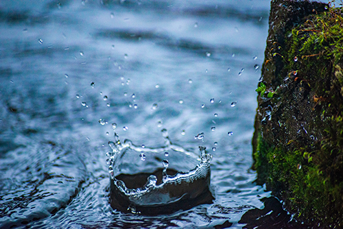 千库网_下雨天水面水滴雨水节气雨滴水面水花飞溅摄影图配图_摄影图编号161967