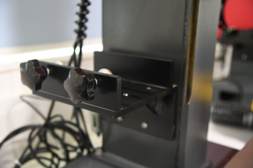 不同的超声波焊接机都会搭配相应的超声波发生器也就是超声波电箱，而电箱中有过载警报功能，也就是机器过载时会发出警报提醒，那么中山超声波焊接机为什么发出过载警报？