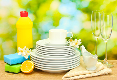 千库网_空清洁板材、 眼镜、 洗洁精、 海绵和柠檬绿色背景上的木桌上的杯子_摄影图编号303054